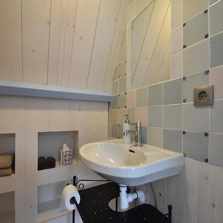 度假居 In Near Ijsselmeer Lake, Cleaning Included 艾登